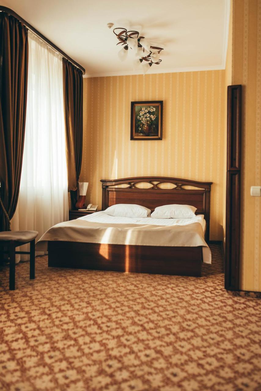 Hotel-Restaurant Lyube Plus Khmelʼnytsʼkyy Eksteriør bilde